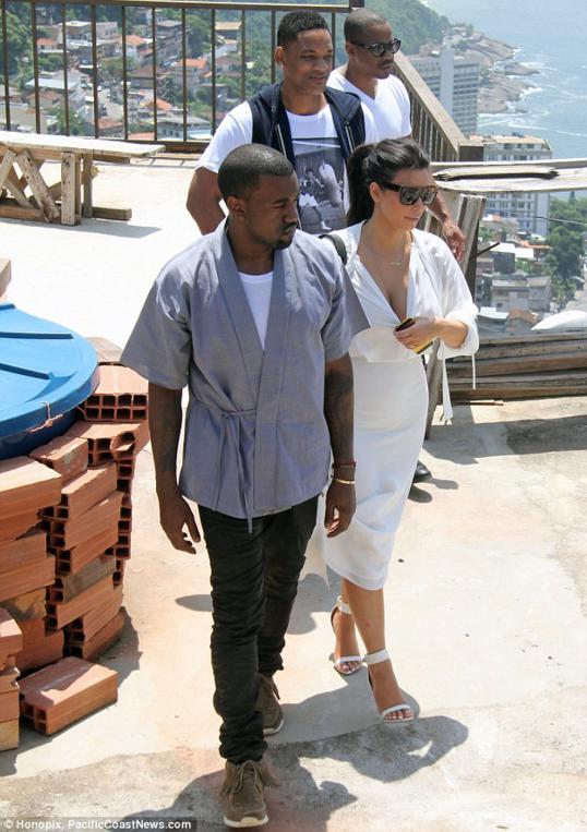 Kim Kardashian lần đầu khoe bụng bầu 6