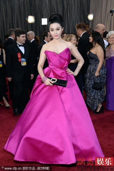 Kristen chống nạng, tạo dáng "khó hiểu" trên thảm đỏ Oscar 2013 10