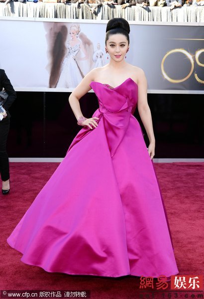 Kristen chống nạng, tạo dáng "khó hiểu" trên thảm đỏ Oscar 2013 12