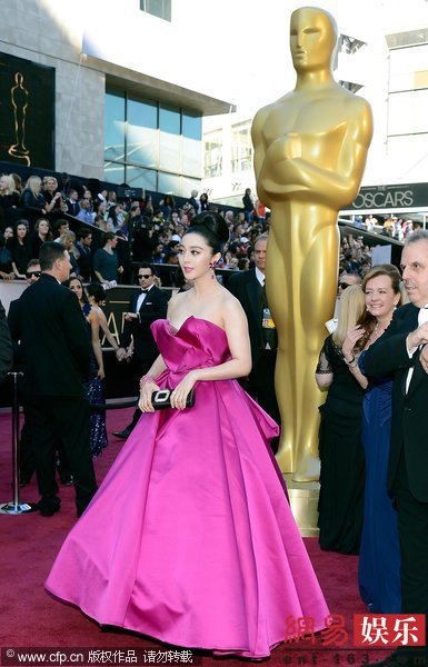 Kristen chống nạng, tạo dáng "khó hiểu" trên thảm đỏ Oscar 2013 13