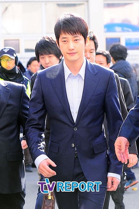 Park Shi Hoo trầm tư có mặt tại sở cảnh sát 3