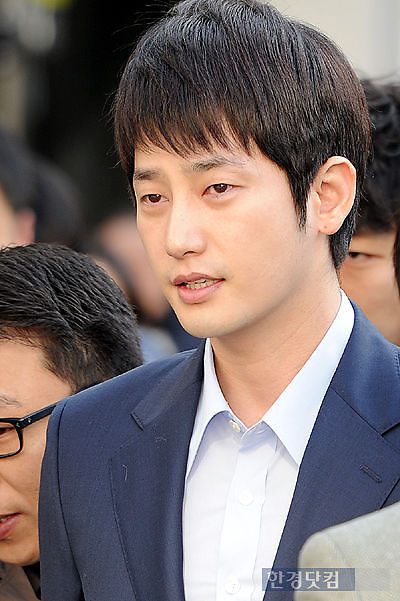 Park Shi Hoo trầm tư có mặt tại sở cảnh sát 4