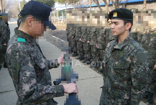 Yoo Seung Ho nam tính trong quân phục 2