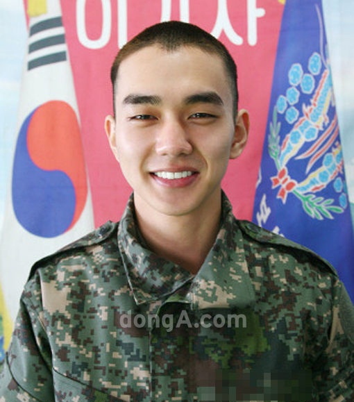 Yoo Seung Ho nam tính trong quân phục 1