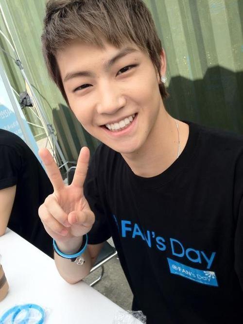 JB (JJ Project) bị đồn đi thi... tiếng Anh 1