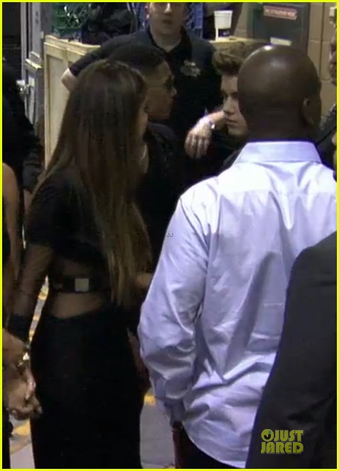 Taylor Swift ngượng ngùng khi bắt gặp Selena hôn Justin ở hậu trường 5