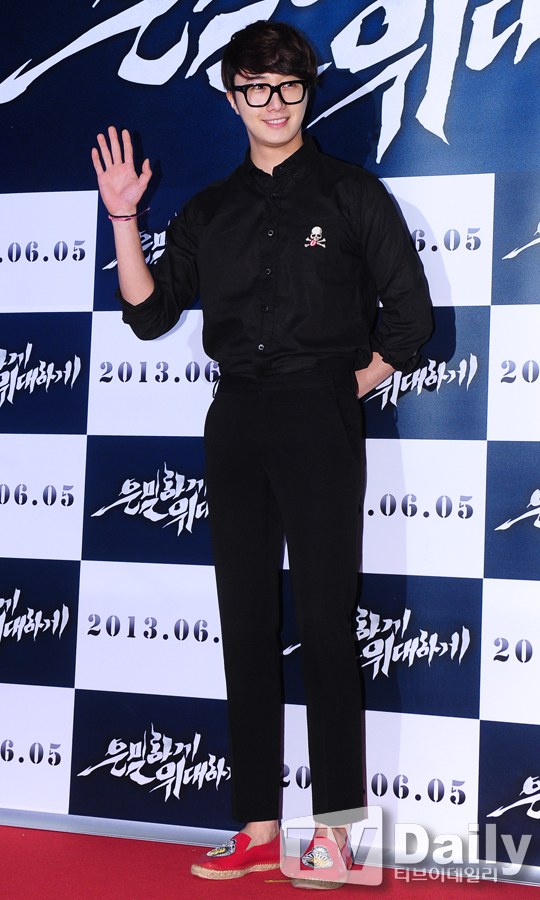 Bae Yong Joon lạ lẫm khi dự sự kiện 24