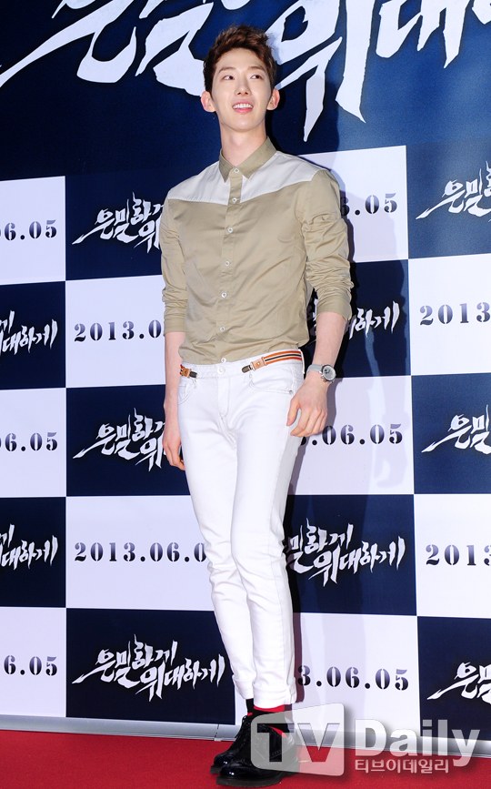 Bae Yong Joon lạ lẫm khi dự sự kiện 27