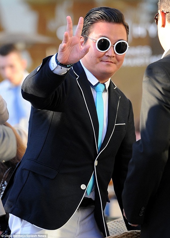 Psy "giả mạo" làm mưa làm gió tại Cannes 1