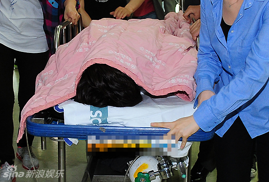 Lộ ảnh Son Ho Young (G.O.D) cấp cứu tại bệnh viện 1