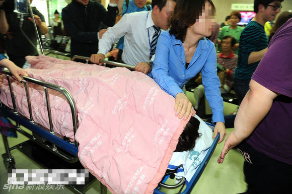 Lộ ảnh Son Ho Young (G.O.D) cấp cứu tại bệnh viện 2