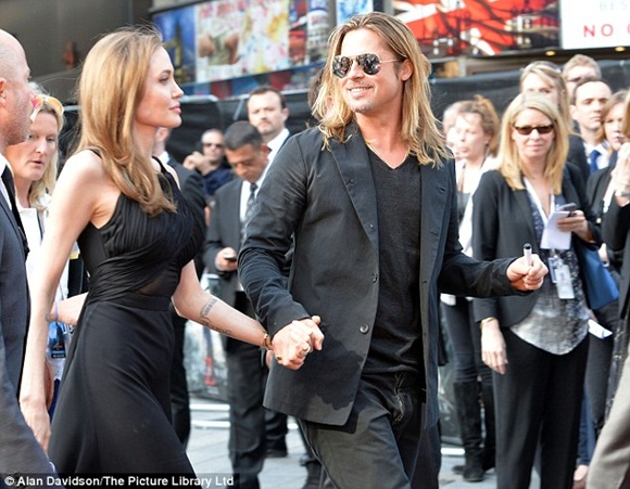 Angelina Jolie lộng lẫy b&ecirc;n Brad Pitt sau khi cắt bỏ ngực 7
