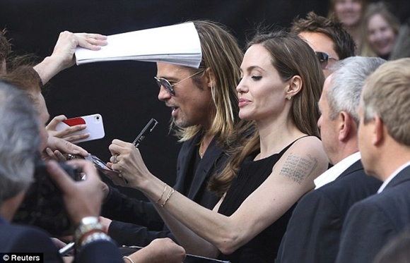 Angelina Jolie lộng lẫy b&ecirc;n Brad Pitt sau khi cắt bỏ ngực 9