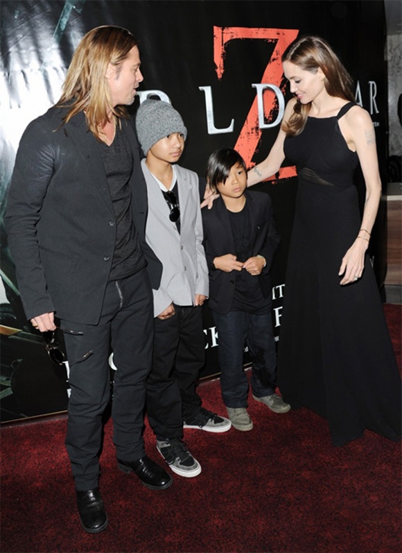 Angelina Jolie lộng lẫy b&ecirc;n Brad Pitt sau khi cắt bỏ ngực 17
