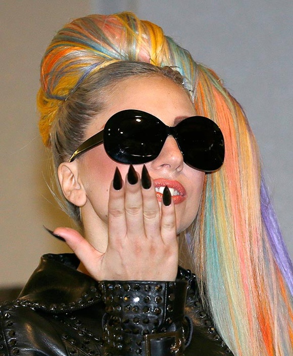 Móng tay giả của Lady Gaga được rao bán 270 triệu 1