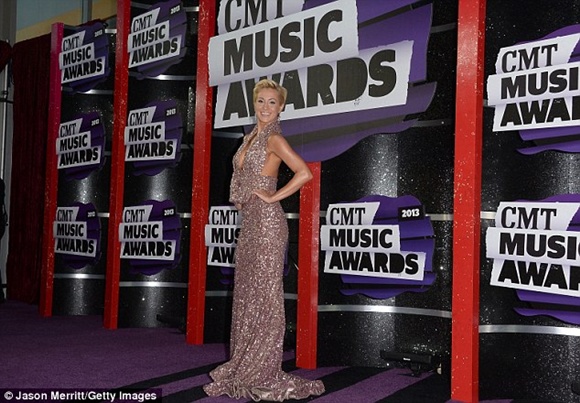 Taylor Swift khoe vóc dáng mảnh mai trên thảm đỏ "CMT Awards" 8