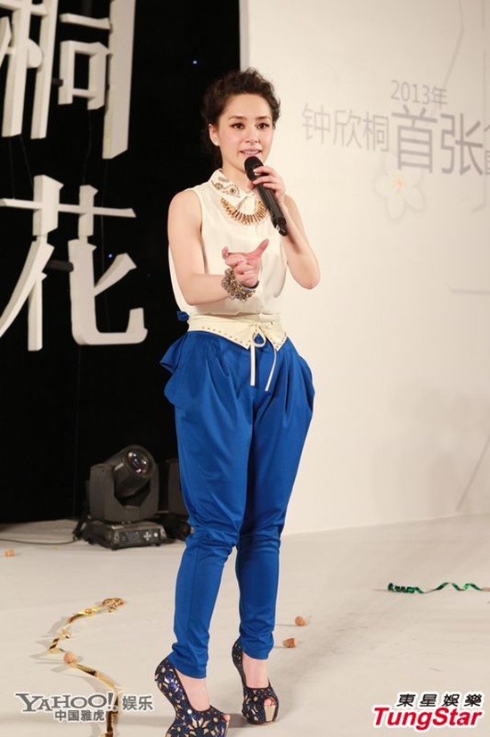 Chung Hân Đồng bị tố giả tạo khi khóc nói chuyện chia tay 1