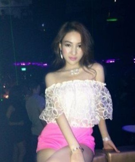 Nữ ca sĩ Cbiz bị n&eacute;m đ&aacute; v&igrave; &ldquo;khoe của&rdquo; qu&aacute; lố 3
