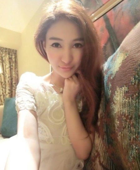 Nữ ca sĩ Cbiz bị n&eacute;m đ&aacute; v&igrave; &ldquo;khoe của&rdquo; qu&aacute; lố 7