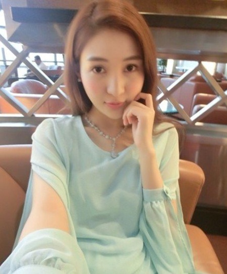 Nữ ca sĩ Cbiz bị n&eacute;m đ&aacute; v&igrave; &ldquo;khoe của&rdquo; qu&aacute; lố 8