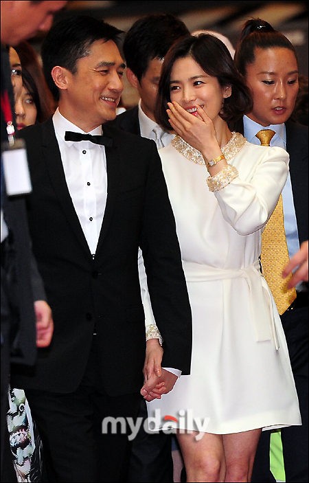 Lương Triều Vỹ quấn quýt Song Hye Kyo trên thảm đỏ 4