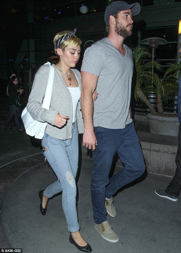 Miley v&agrave; Liam đi xem phim phản ph&aacute;o tin đồn chia tay 1