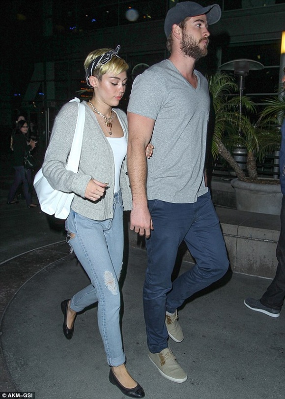 Miley và Liam đi xem phim phản pháo tin đồn chia tay 1