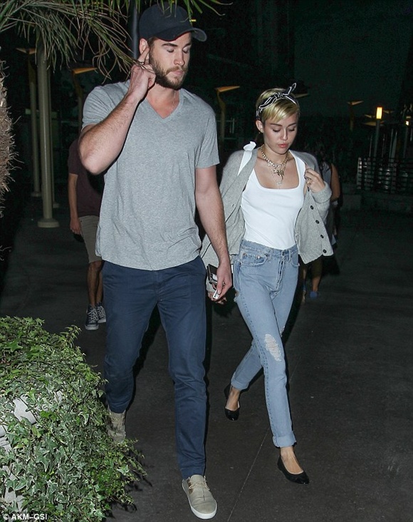 Miley và Liam đi xem phim phản pháo tin đồn chia tay 4