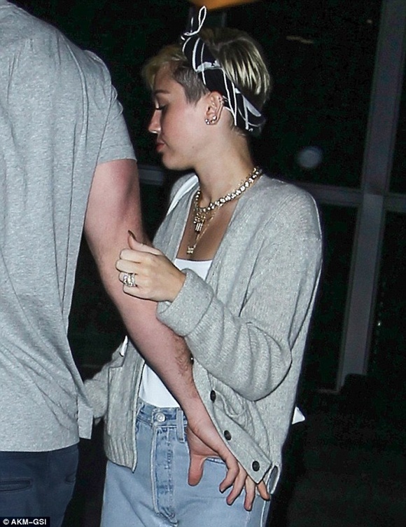 Miley v&agrave; Liam đi xem phim phản ph&aacute;o tin đồn chia tay 5