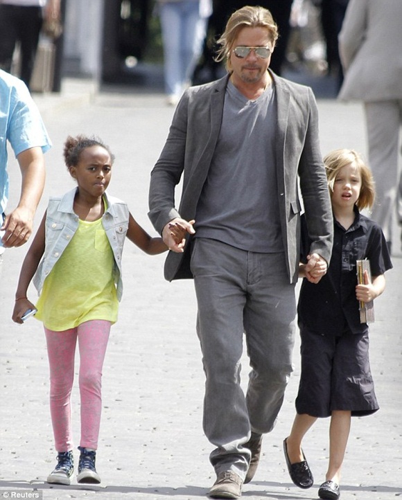 Vắng Angelina, Brad Pitt đi ăn nhà hàng với con 5