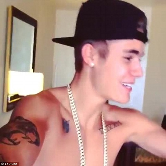 Justin Bieber phấn khích đăng clip ngực trần 2