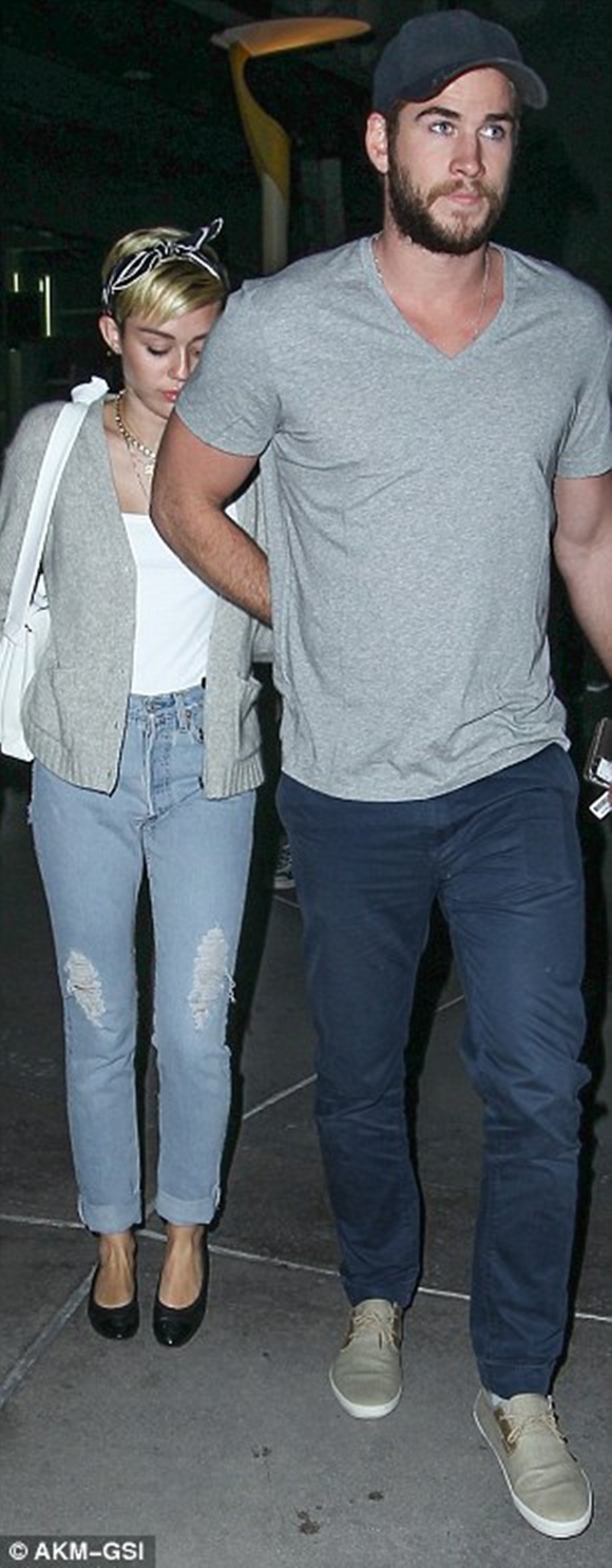 Miley v&agrave; Liam đi xem phim phản ph&aacute;o tin đồn chia tay 7