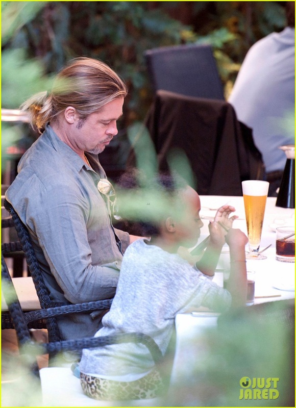 Vắng Angelina, Brad Pitt đi ăn nhà hàng với con 2