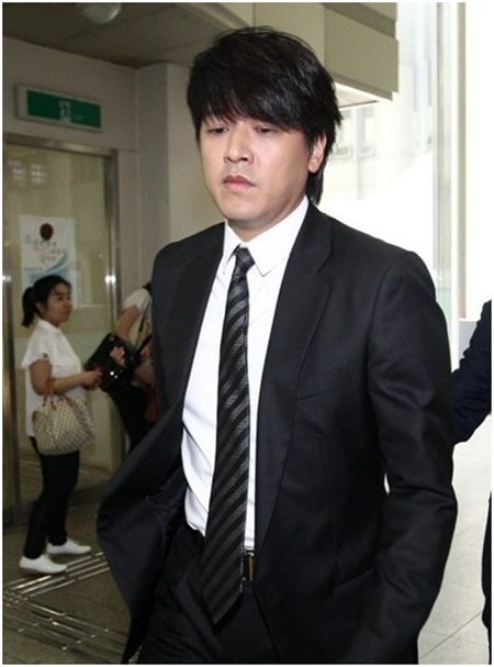Ryu Si Won bơ phờ hầu tòa tội bạo hành vợ  1