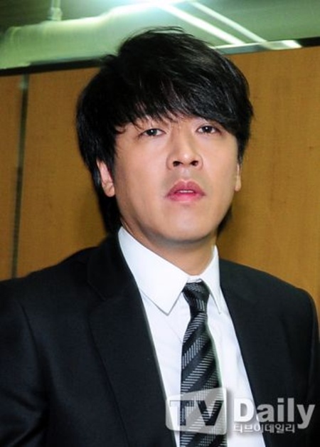 Ryu Si Won bơ phờ hầu tòa tội bạo hành vợ  2