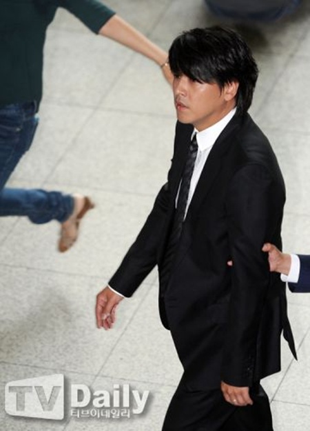 Ryu Si Won bơ phờ hầu tòa tội bạo hành vợ  5