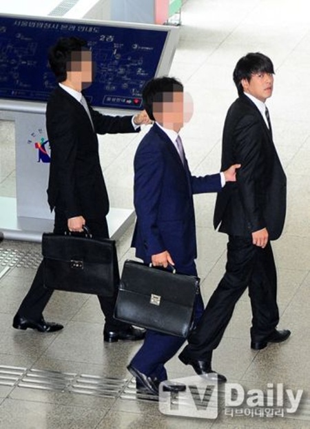 Ryu Si Won bơ phờ hầu tòa tội bạo hành vợ  6
