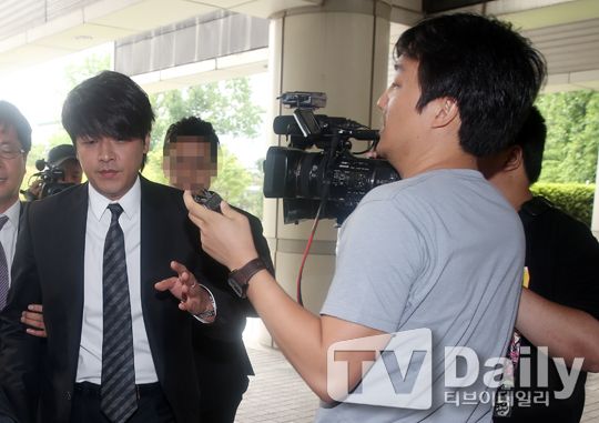 Ryu Si Won bơ phờ hầu tòa tội bạo hành vợ  9