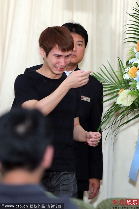 Idol Đ&agrave;i Loan bị tố đạo đức giả trong đ&aacute;m tang vợ 1