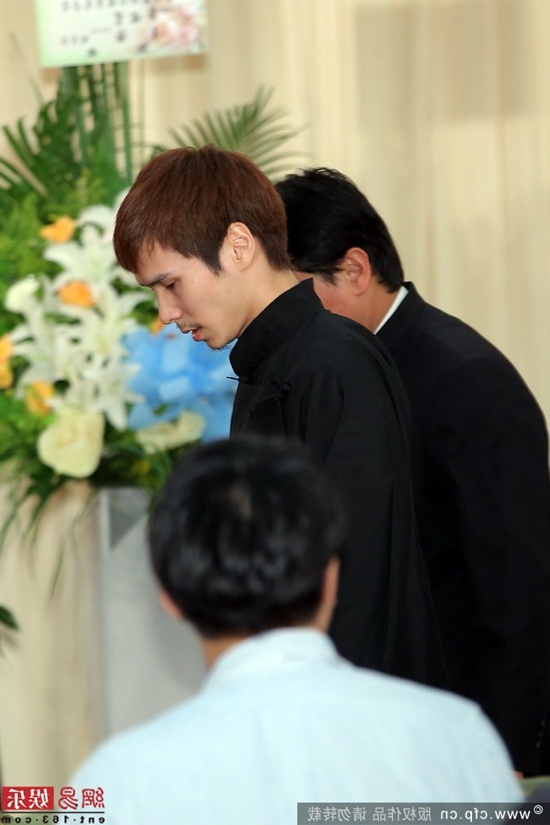 Idol Đ&agrave;i Loan bị tố đạo đức giả trong đ&aacute;m tang vợ 3