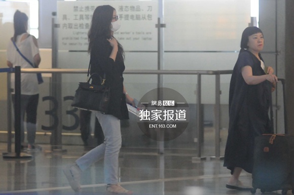 Triệu Vy cố tình “né” đi cùng con gái ở sân bay 3