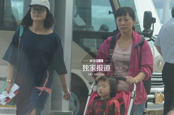 Triệu Vy cố tình “né” đi cùng con gái ở sân bay 9
