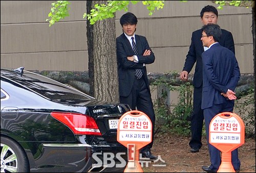 Ryu Si Won bơ phờ hầu tòa tội bạo hành vợ  10