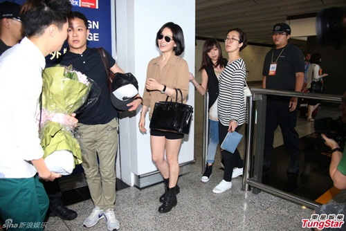 Song Hye Kyo suýt gặp tai nạn vì bị fan "vây" ở Hồng Kông 2