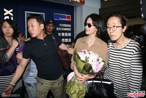 Song Hye Kyo suýt gặp tai nạn vì bị fan "vây" ở Hồng Kông 4