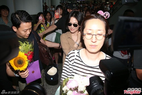 Song Hye Kyo suýt gặp tai nạn vì bị fan "vây" ở Hồng Kông 5