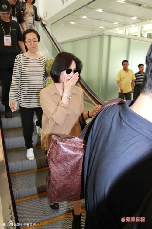 Song Hye Kyo suýt gặp tai nạn vì bị fan "vây" ở Hồng Kông 10