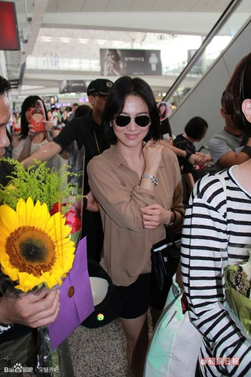 Song Hye Kyo suýt gặp tai nạn vì bị fan "vây" ở Hồng Kông 11