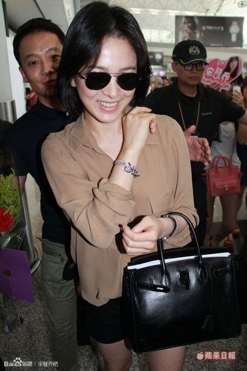 Song Hye Kyo suýt gặp tai nạn vì bị fan "vây" ở Hồng Kông 12