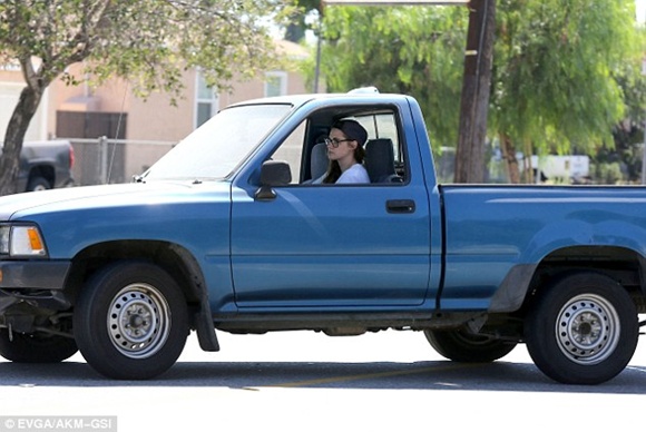 Kristen Stewart lái xe ngoài phố với dòng chữ "Tôi yêu Rob" 3